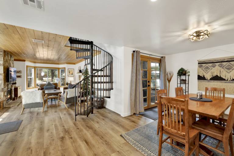 Family-oriented nice cabin with grill & jacuzzi | Lake view | Dogs allowed — photo 5