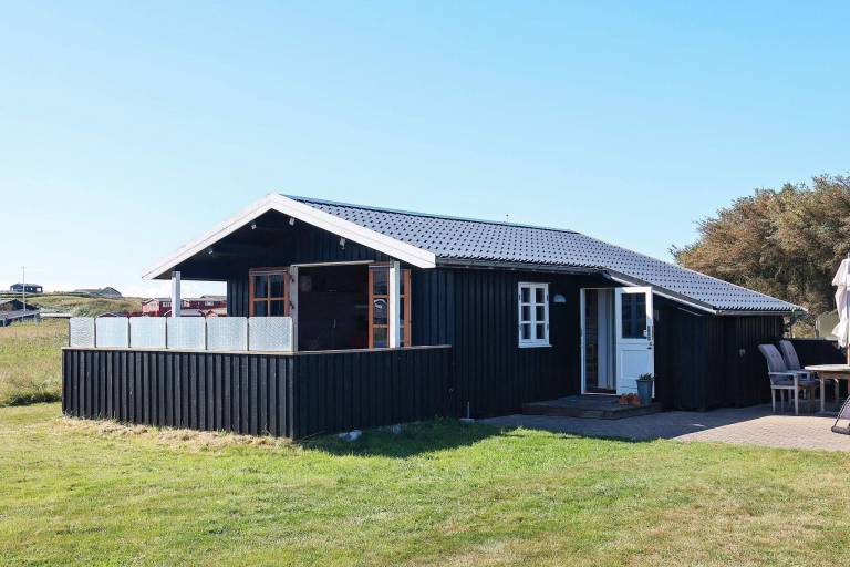 House with garden in Lokken