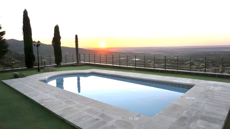 Villa 'Los Ángeles' with Lake Views, Private Pool and Wi-Fi in León