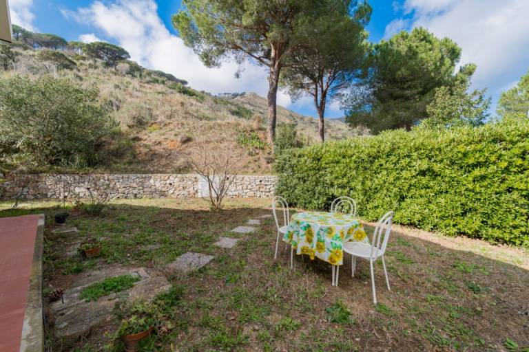 Villa with BBQ & garden — photo 2