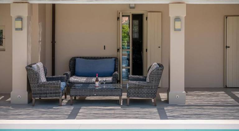 Villa with pool — photo 4