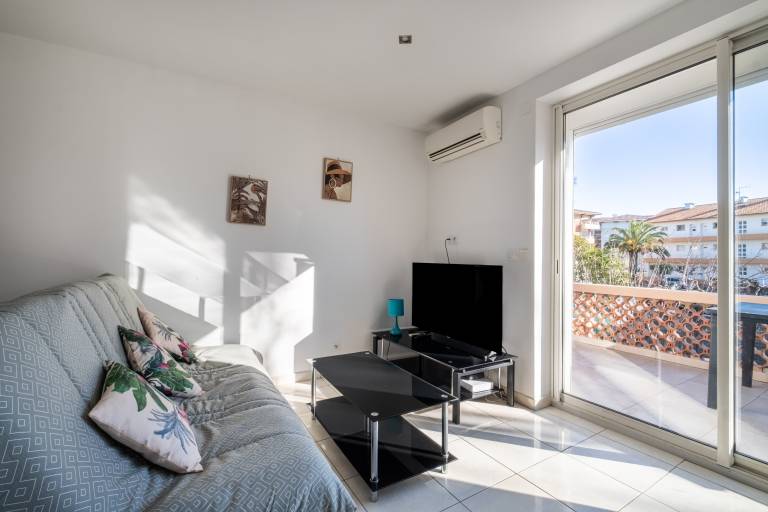 Fully equipped nice rental apartment with garden, barbeque & patio | Sea view | Close to the beach | Pets allowed — photo 2