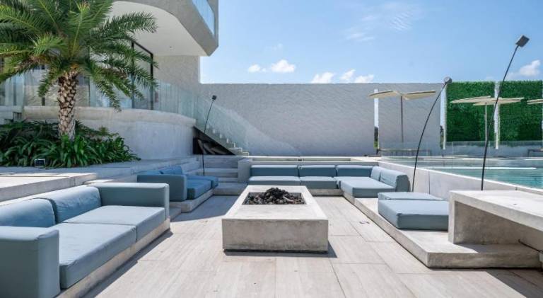 Villa with pool — photo 3