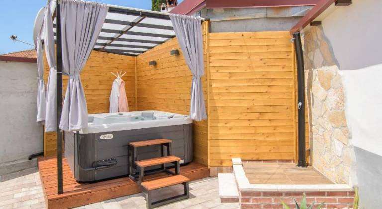 Vacation home with jacuzzi | Pets allowed — photo 2