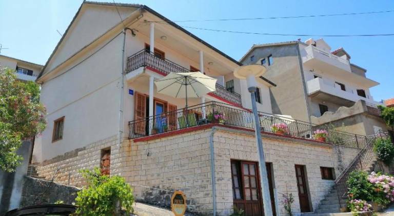 Apartment for 4 persons in Jelsa