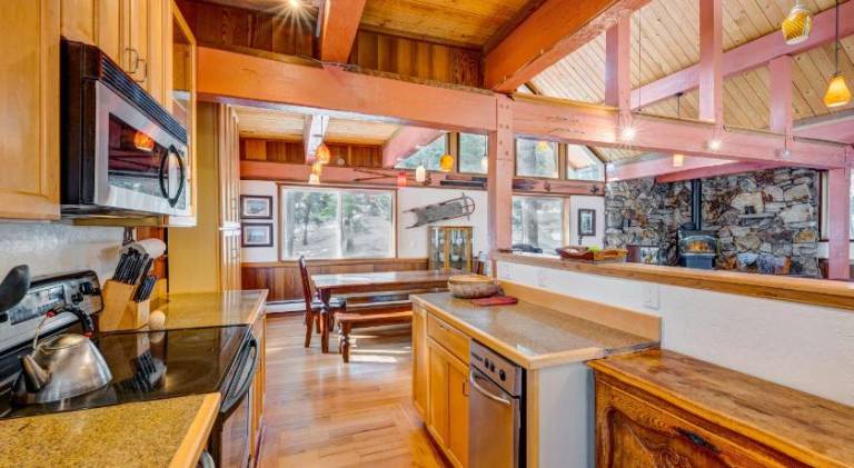 Vacation home with hot tub | Pet-friendly — photo 3