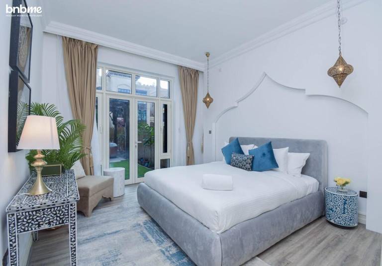 Holiday apartment with yard & pool | Close to Burj Khalifa — photo 2