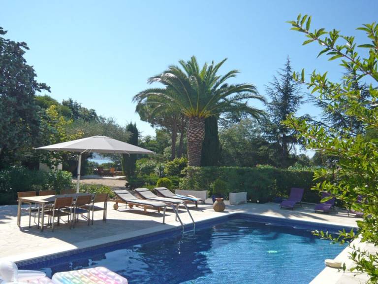 Vacation home with garden, pool & barbeque — photo 3