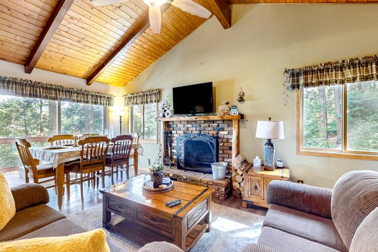 Idyllic Cabin in the Woods: Cozy Crestline Retreat — photo 2