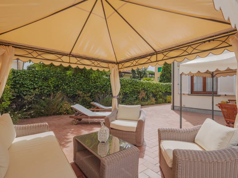 Vacation home with garden, terrace & barbecue — photo 3