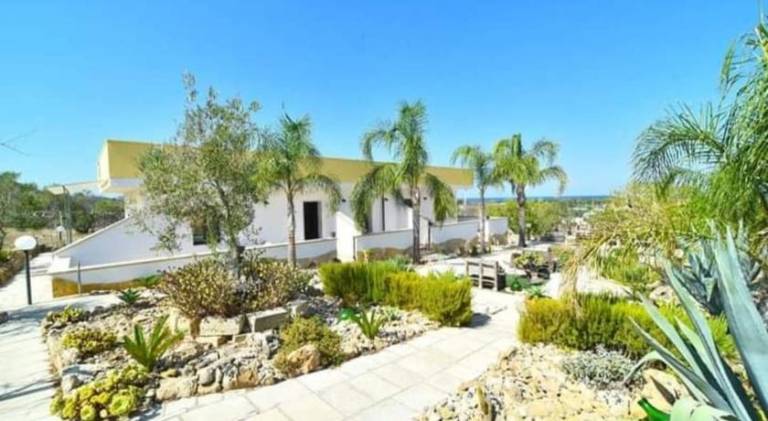 Serviced apartment with barbeque, garden & patio in Alezio