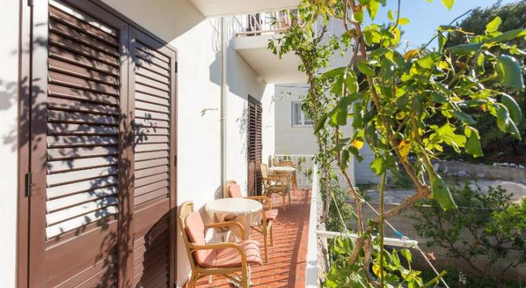 Holiday apartment with patio & garden — photo 5