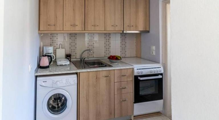 Holiday apartment with barbeque & yard — photo 4