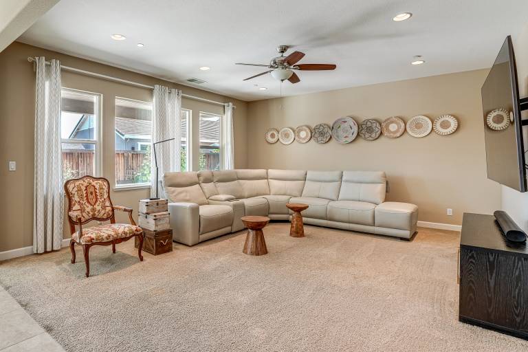 Family Home w Patio & Fenced Yard in Brentwood