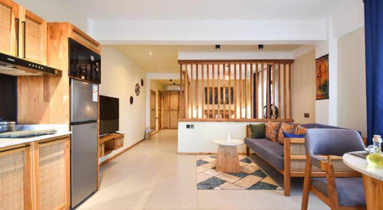 Serviced apartment with yard & patio — photo 3