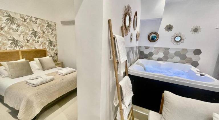 Lovely rental apartment with hot tub | Pet-friendly in L'Isle-sur-la-Sorgue