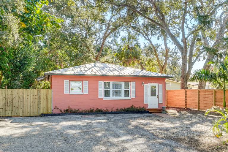 5 Mi to St Pete Beach! Snowbird Home w/ Large Yard in Treasure Island, FL