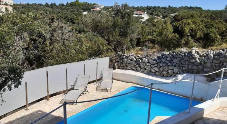 Villa with pool — photo 4