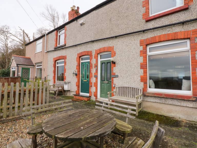 Family-friendly pleasant cottage with garden & patio | Beach view | Dogs allowed in Llandudno