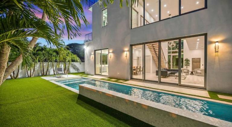Luxury New Modern Beach Mansion in BEST Location! — photo 3
