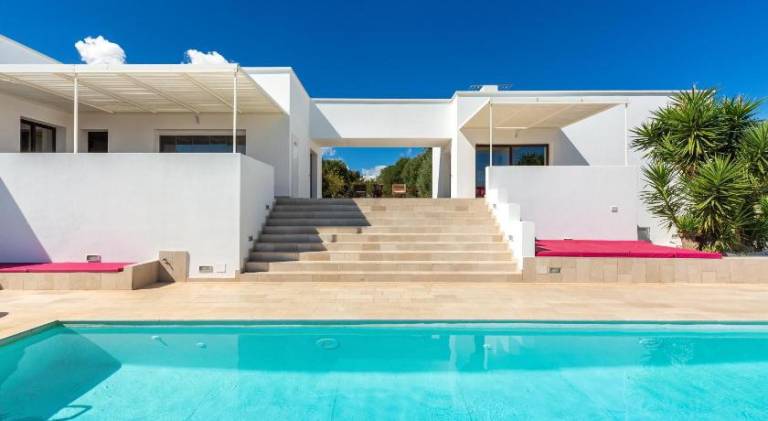 Villa with barbeque, yard & patio in Carovigno