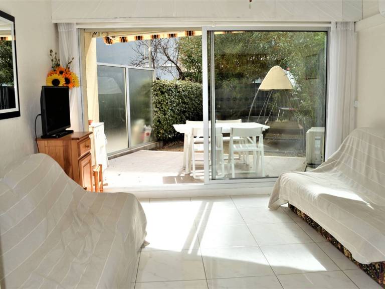 Beachfront Studio with Terrace, Pool, and Air Conditioning — photo 3