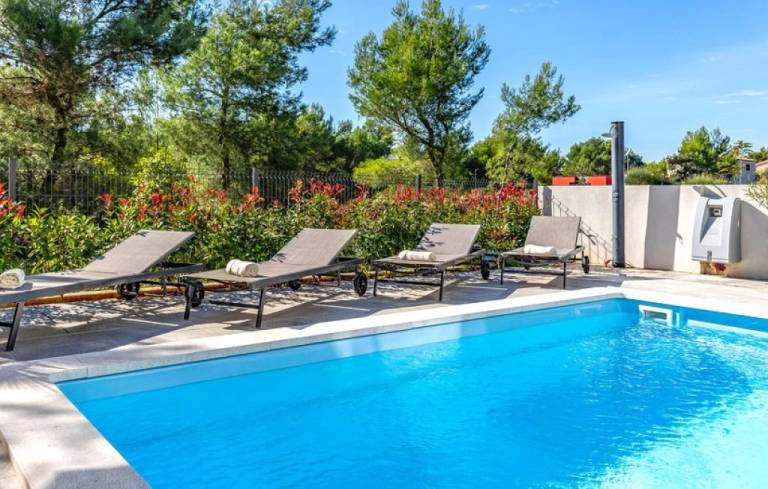 Villa with yard, barbecue & private pool | Pets allowed — photo 2