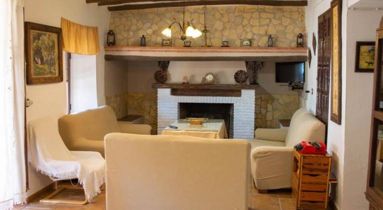 Vacation home with private pool, barbecue & yard — photo 2