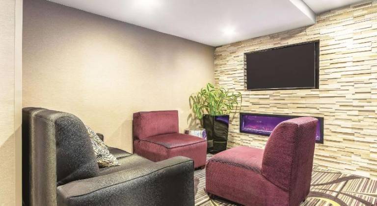 La Quinta Inn & Suites by Wyndham Hartford - Bradley Airport — photo 5
