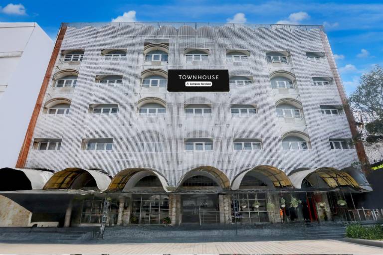 Super Townhouse Prayagraj Near Railway Station Formerly Santosh Palace in Prayagraj