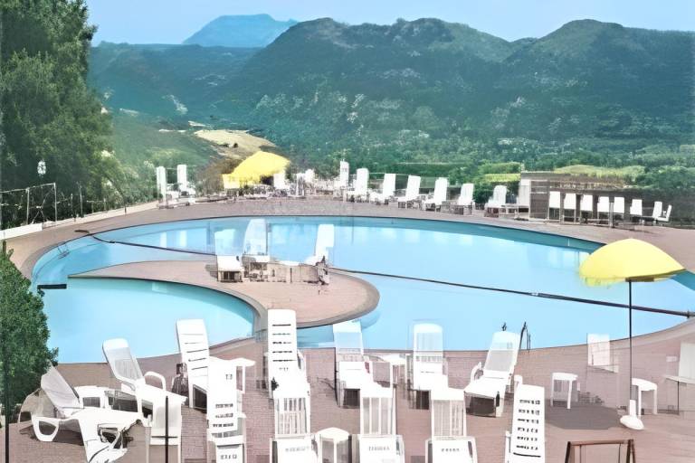 Vacation home with pool, terrace & garden in Gubbio
