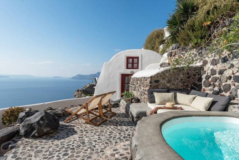 Villa with jacuzzi, terrace & yard | Good for workation in Santorini