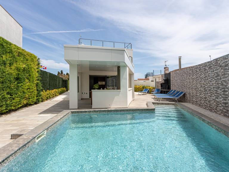 House with barbecue, yard & private pool — photo 2