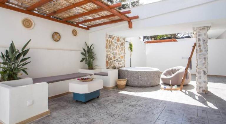 Holiday apartment with patio & hot tub — photo 4