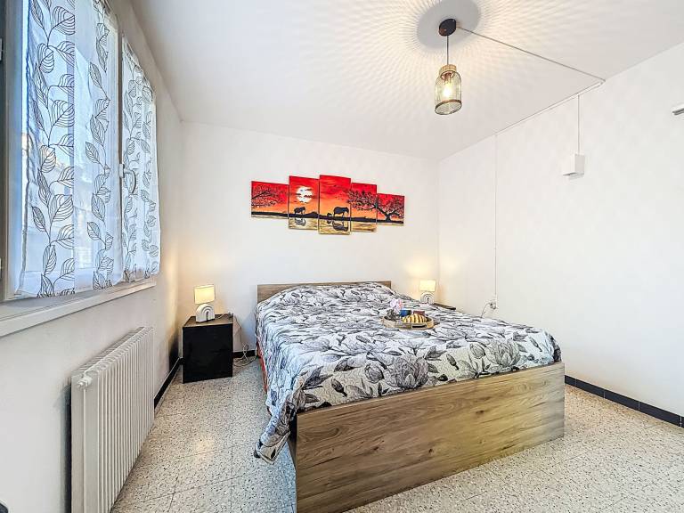 Apartment with yard & terrace — photo 3