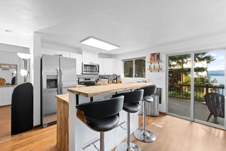 Vacation home with grill & patio | Lake view — photo 2
