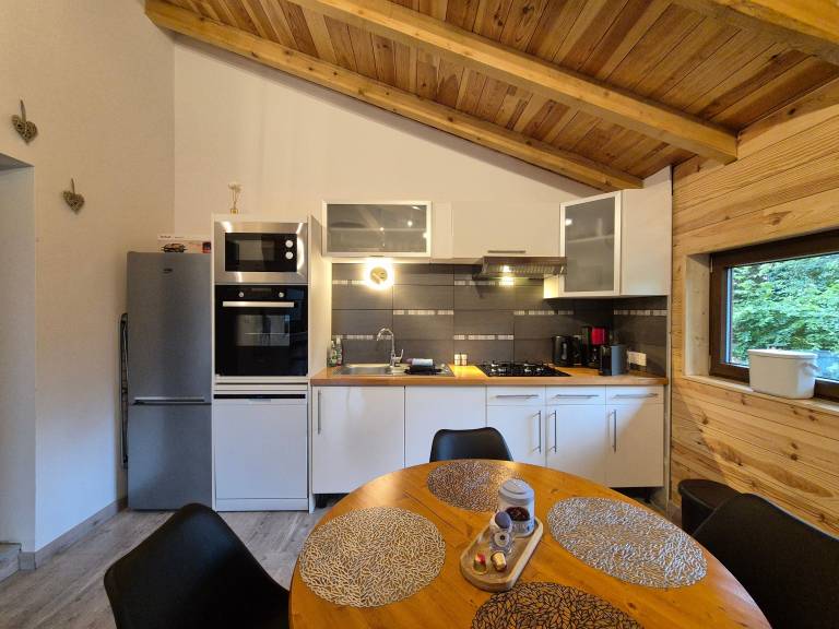 Chalet with yard, hot tub & BBQ | Mountain view — photo 5