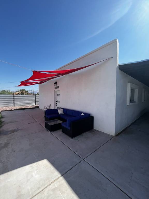 House with yard — photo 2