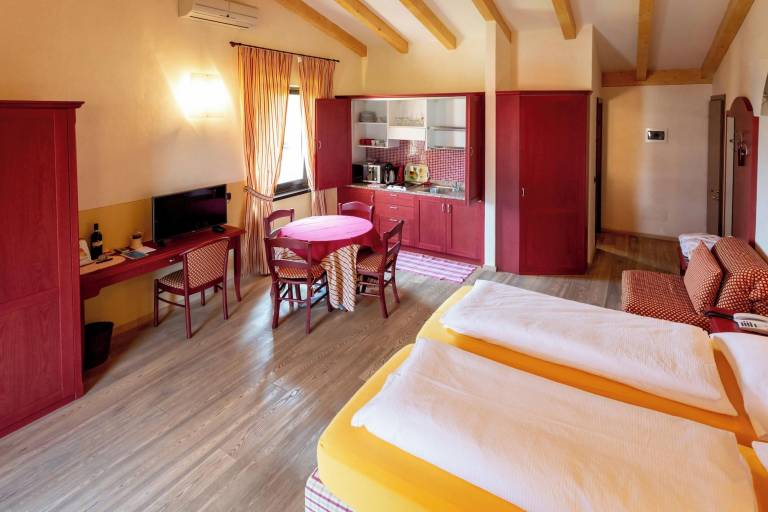 Serviced apartment with sauna, pool & yard — photo 2