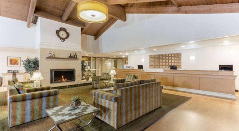La Quinta Inn & Suites by Wyndham Redding — photo 4