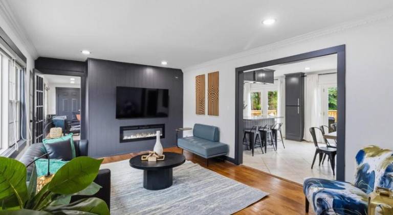 House with 1 room for 12 persons in Atlanta, GA