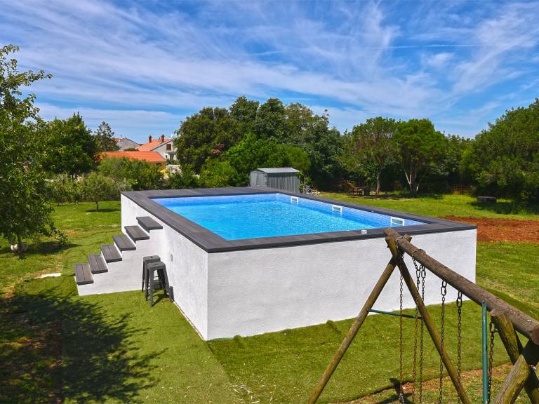 Vacation home with yard, private pool & barbecue — photo 3