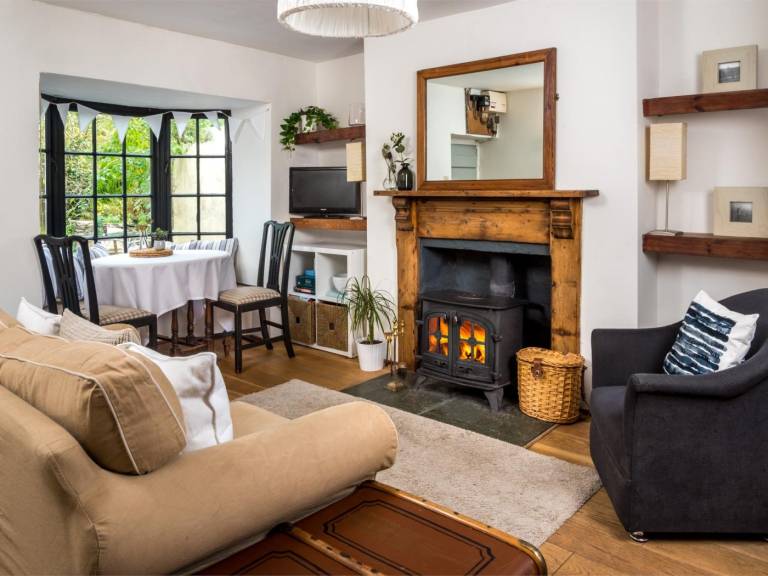 Cottage with garden, BBQ & terrace | Water view | Pets are welcome in Usk