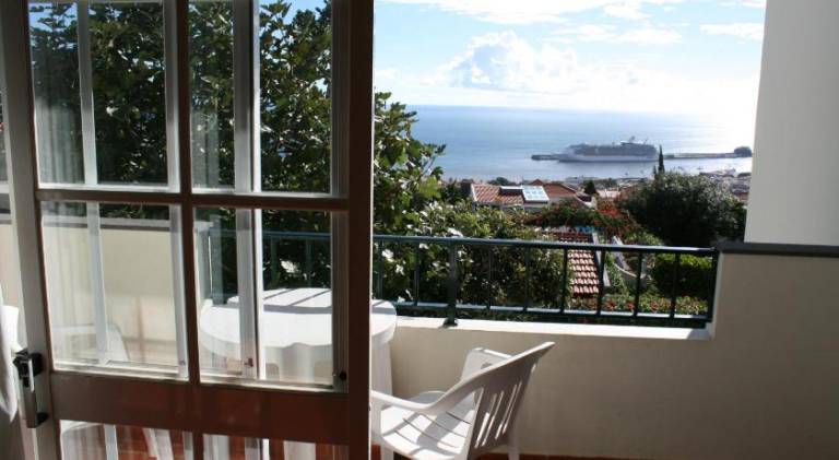 Serviced apartment with patio, pool & yard | Next to Madeira Botanical Garden — photo 3