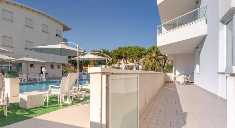 Lovely serviced apartment with terrace & pool | Beach nearby | Pets are welcome — photo 3