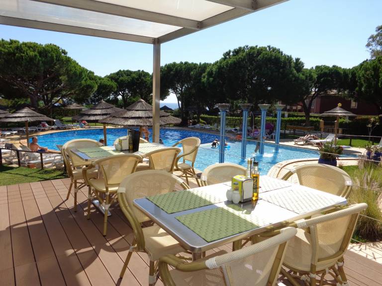 Holiday apartment with pool & yard — photo 2