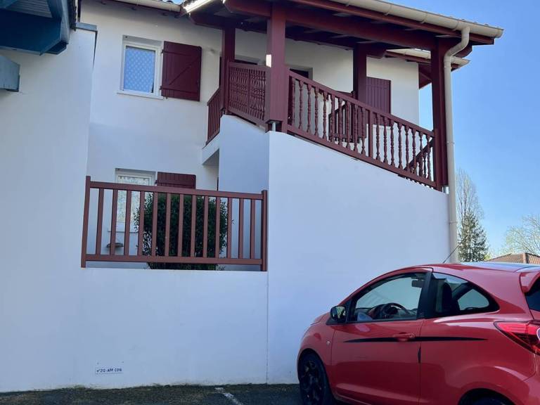 Apartment with pool — photo 4