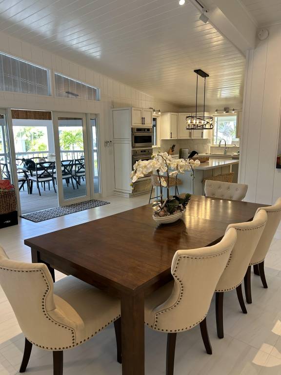 Beautiful updated stilted home makes for a super getaway. — photo 2