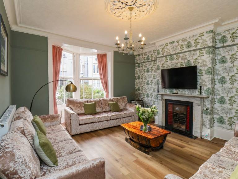 Family-oriented wonderful cottage with jacuzzi & garden | Beach view | Close to the beach | Pets allowed in Whitby
