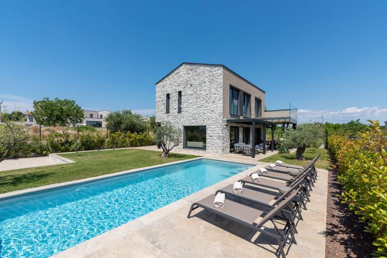 Villa with terrace, garden & private pool in Porec